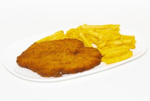 Maxi cotoletta con patatine fritte